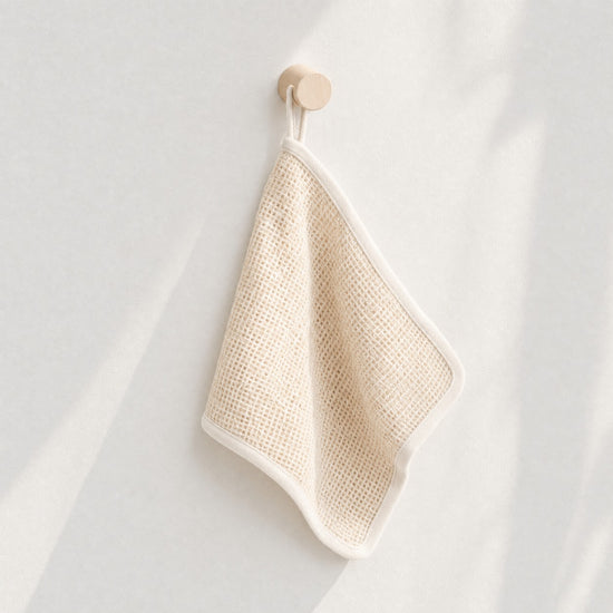 The Wash Cloth pendurada pela alça, secando